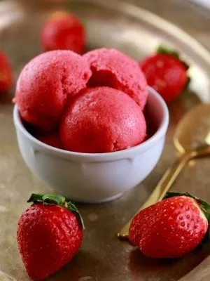 Quick And Healthy Strawberry Frozen Yogurt Recipe
