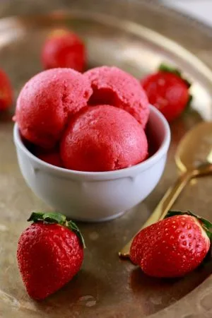 Strawberry frozen yoghurt recipe
